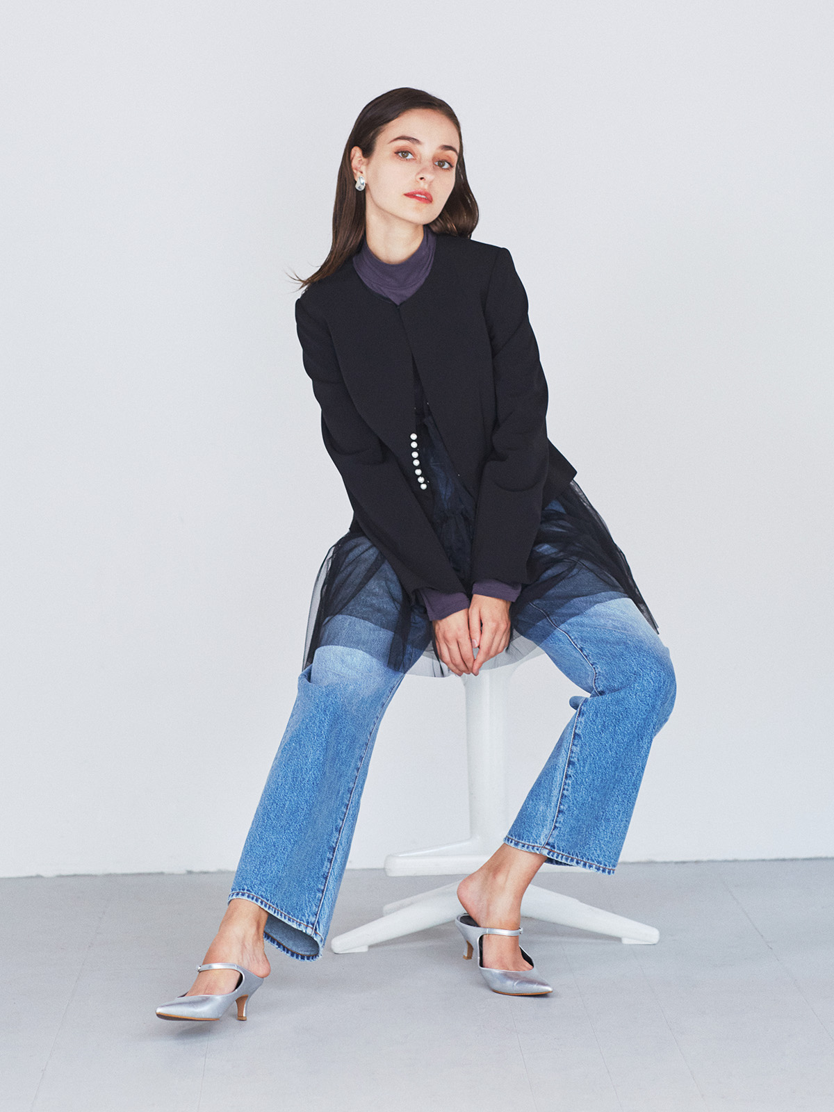 JILLSTUART | ジルスチュアート - . NEW FEMININE 可憐さ。柔らかさ。強さ。華奢さ。 今の女性たちに新しい“フェミニン”の提案。  シンプルなカットのジャケットでありながらも その生地の質感が高級感を演出し、 同シリーズのビスチェと合わせて クラシカルな雰囲気を 