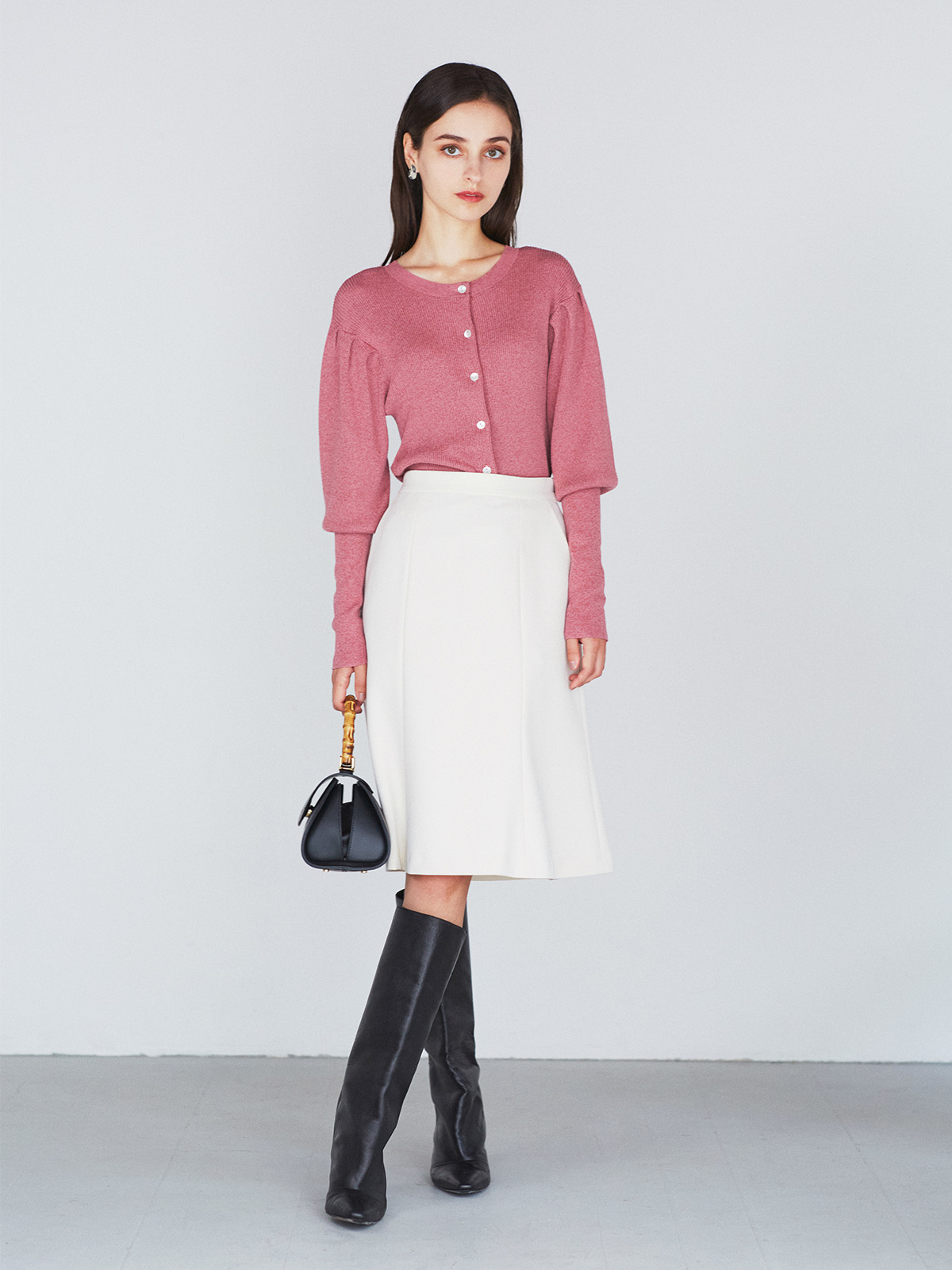 JILLSTUART | ジルスチュアート - . NEW FEMININE 可憐さ。柔らかさ。強さ。華奢さ。 今の女性たちに新しい“フェミニン”の提案。  シンプルなカットのジャケットでありながらも その生地の質感が高級感を演出し、 同シリーズのビスチェと合わせて クラシカルな雰囲気を 